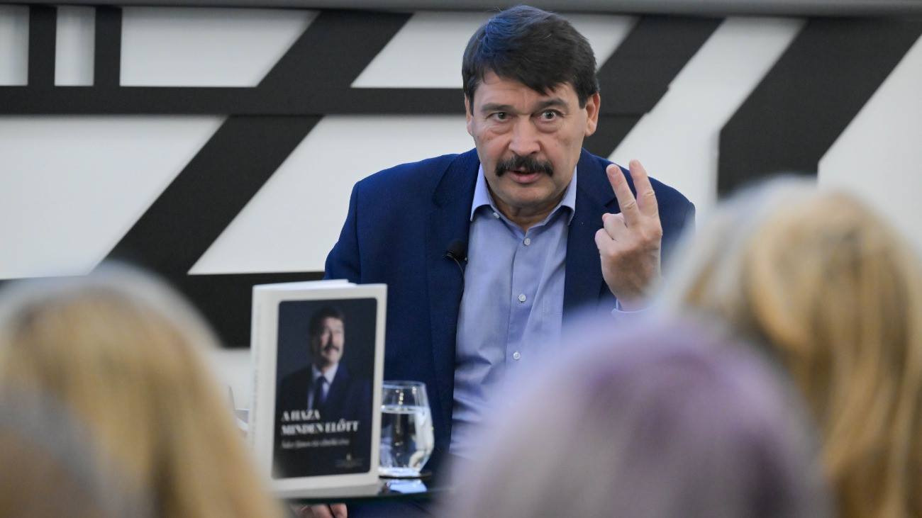 Áder János volt köztársasági elnök A haza minden elõtt - Áder János elnöki tíz éve címû könyv bemutatóján Budapesten, a Kertész Imre Intézetben 2025. november 19-én.