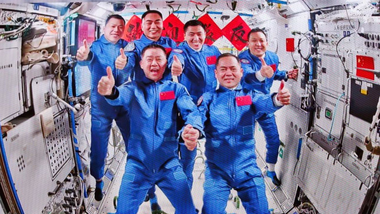 A Sencsou–20 és a Sencsou-21 űrhajók legénysége a Mennyei Palota (Tienkung) űrállomás fedélzetén.