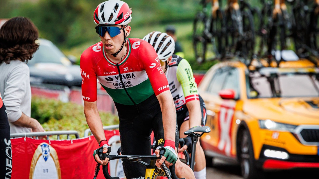 Valter Attila versenyez a Visma–Lease a Bike kerékpároscsapat színeiben.