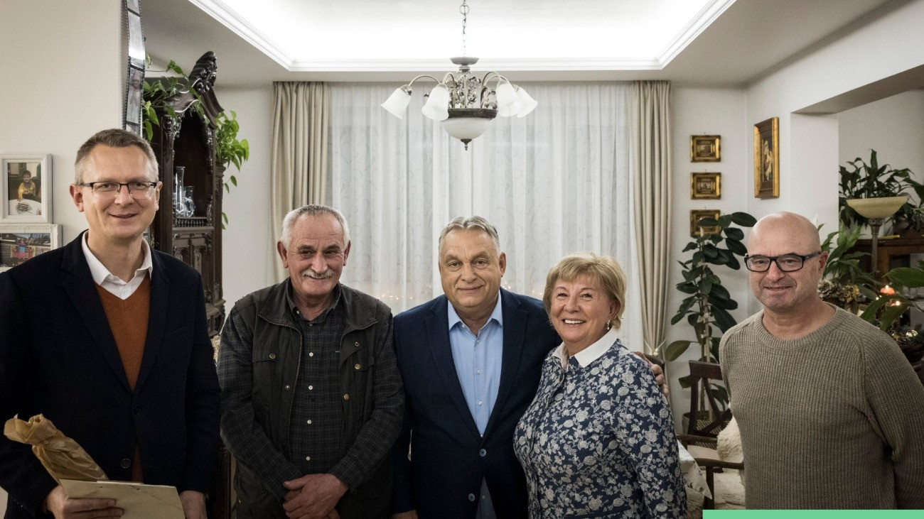 A magyar miniszterelnök meglátogatott egy családot Vácrátóton.