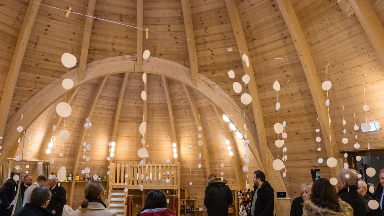 Résztvevõk a Makovecz Imre tervei alapján, kormányzati támogatással és a Magyar falu program forrásaiból épült zalaszentlászlói új óvoda és bölcsõde avatásán 2025. január 17-én.