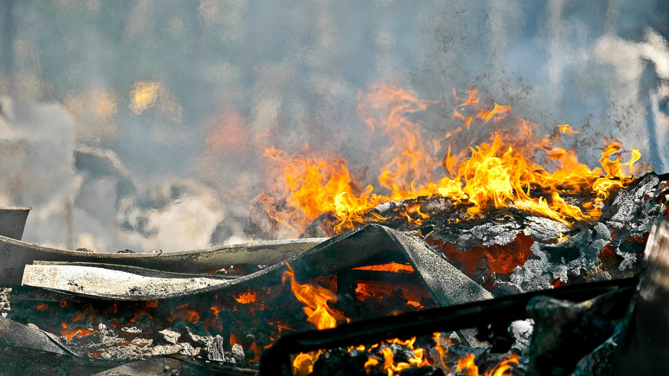 Egy lángok martalékává vált otthon maradványai.