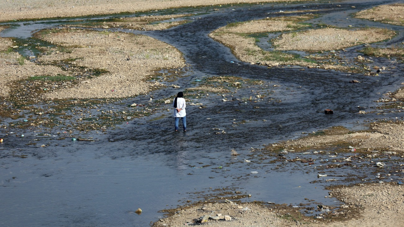 Elapadt folyó medrében hûsöl egy nõ Fasam iráni városnál, Teherántól északra 2025. augusztus 25-én. Az Iráni Vízgazdálkodási Társaság (IWRMC) augusztusban közzétett jelentése szerint az agglomerációval együtt közel 17 milliós lakosú Teheránt ellátó víztározók mindössze 12 százaléka üzemel teljes tárolókapacitáson, több mint kétharmaduk pedig kiszáradt. A vízügyi hatóság szerint országos viszonylatban a víztározók 57 százaláka kiürült, ezért Iránban idõszakosan korlátozzák az áram- és vízszolgáltatást, mivel az elektromos hálózatok nem bírják az egyre sokasodó légkondicionáló berendezések megnövekedett fogyasztását.