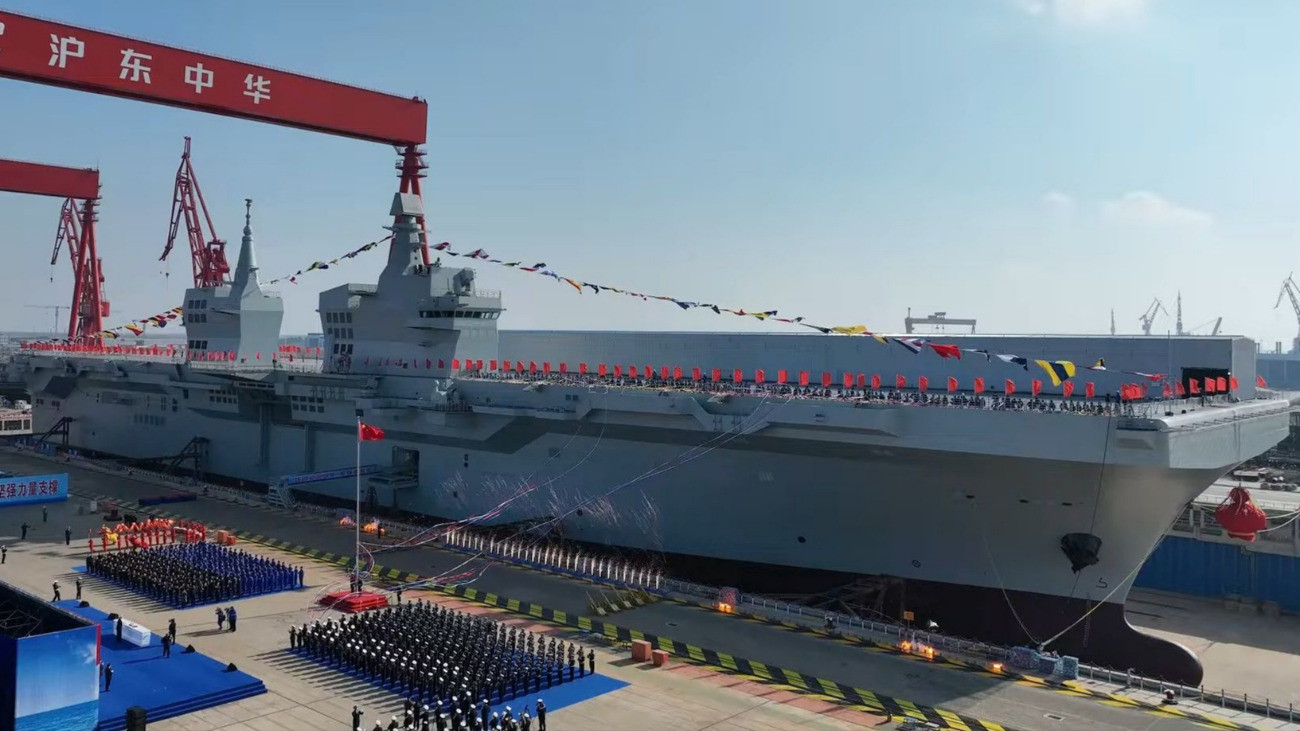 A kínai haditengerészet legújabb drónanyahajója, a Szecsuán a vízre bocsátáskor.