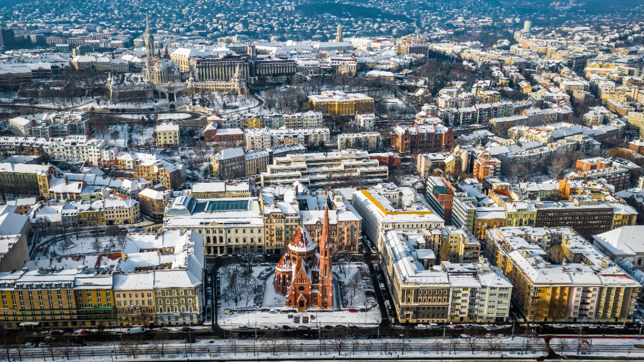 Légi panoráma a havas Budáról egy téli reggelen.