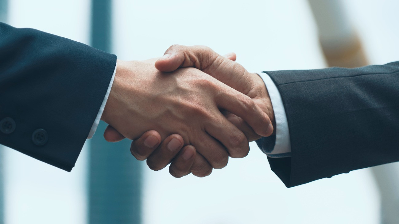 Az üzleti világ két szereplője kezet ráz.