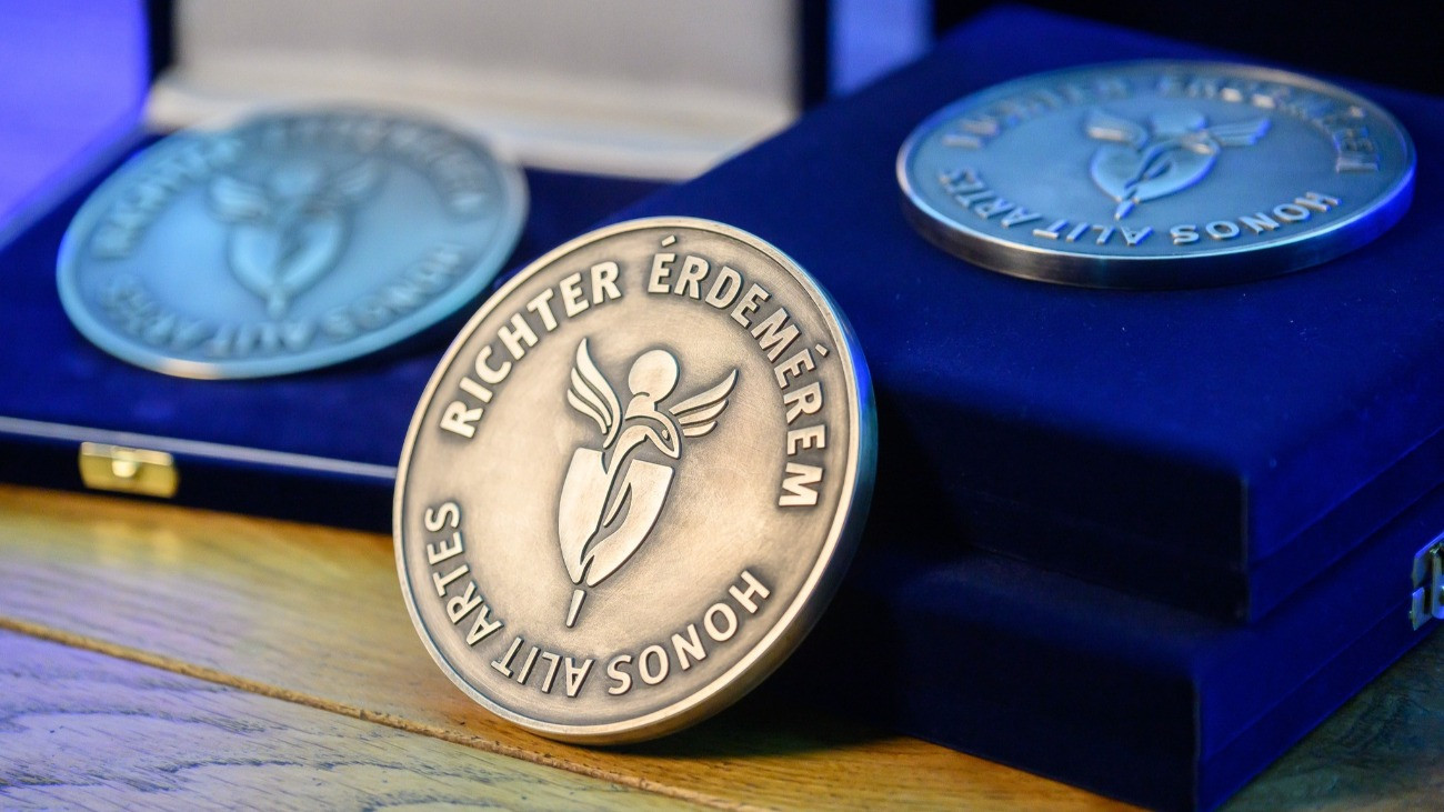 A Richter Érdemérem Díj a szakmai kiválóság, a hivatástudat és az emberközpontú gondolkodás egyik legmagasabb hazai elismerése.