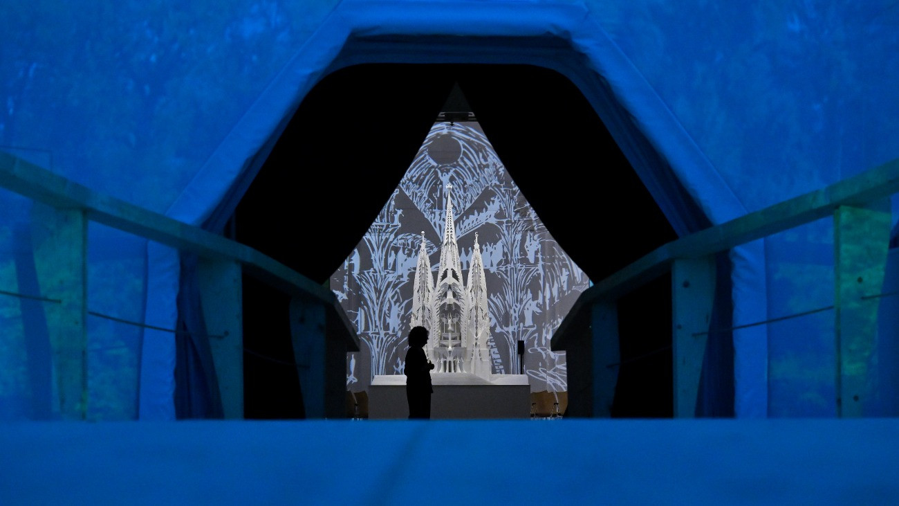 Az Angyalok és építészek - Makovecz Imre 90 című kiállítás a Műcsarnokban 2025. november 20-án. A tárlat november 21. és 2026. február 1-je között látogatható.