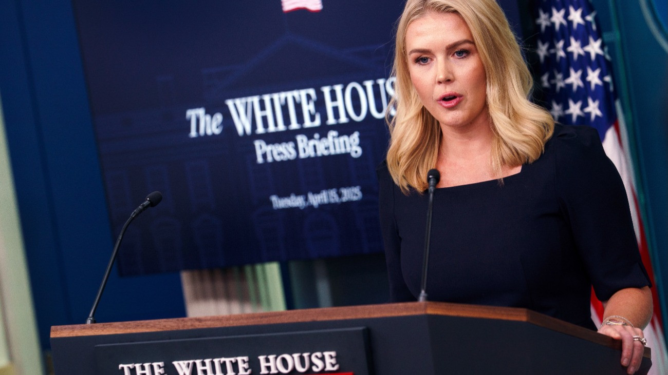 Karoline Leavitt, a Fehér Ház sajtótitkára, elnöki szóvivõ sajtóértekezletet tart a washingtoni Fehér Házban 2025. április 15-én.
