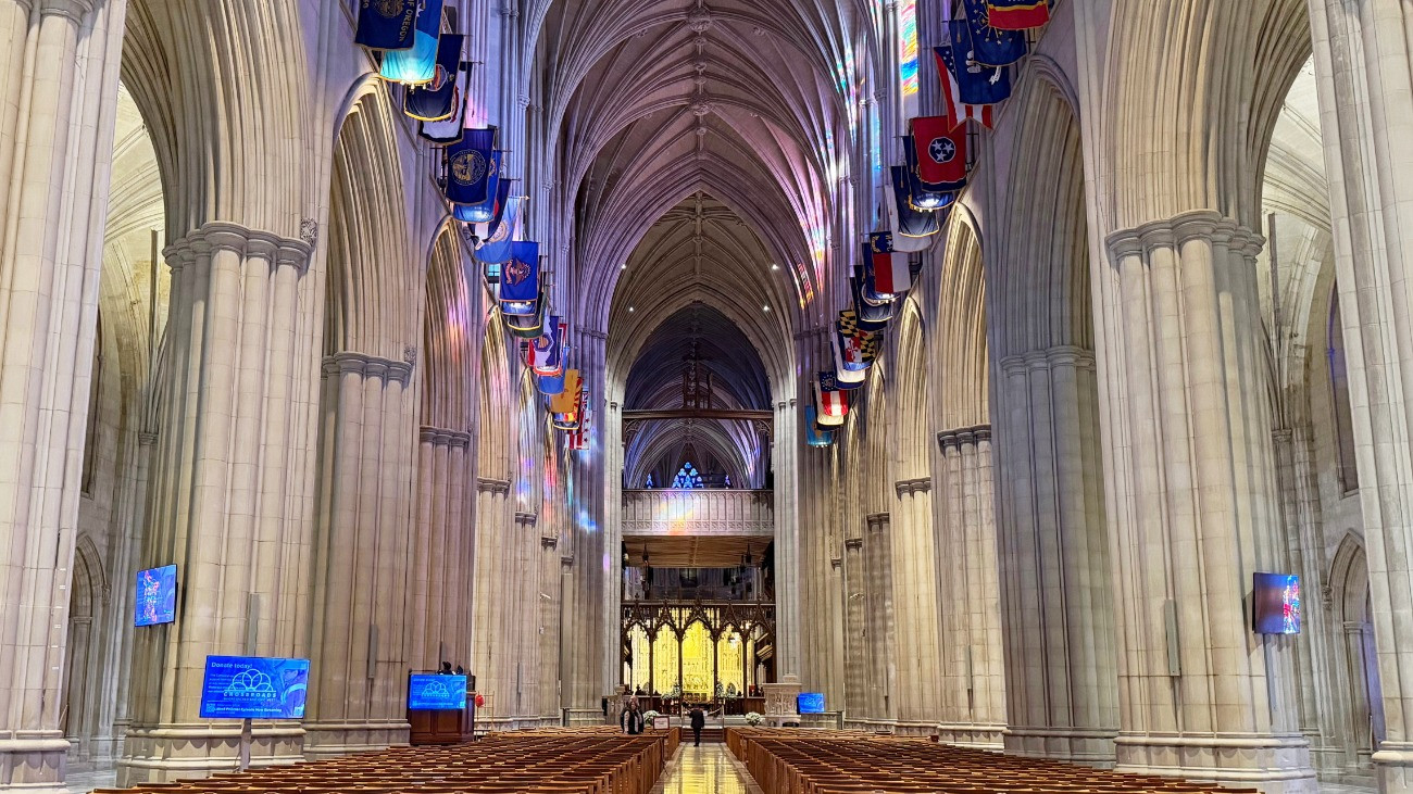 A Washingtoni Nemzeti Katedrális fõhajója Dick Cheney egykori amerikai alelnök gyászmiséje elõtt 2025. november 20-án. Az Egyesült Államok 46. alelnöki tisztségét, valamint védelmi miniszteri posztot is betöltõ politikus november 3-án, 84 éves korában hunyt el Virginia államban. Cheney George W. Bush elnöksége idején, a 2001 és 2009 közötti nyolc évben szolgált alelnökként.