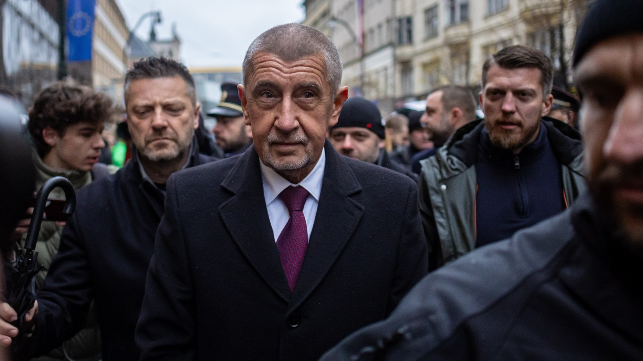 Andrej Babis, az Elégedetlen Polgárok Akciója (ANO) cseh mozgalom kormányalakítási tárgyalásokkal megbízott elnöke távozik, miután mécsest gyújtott a rohamrendõrök megtámadta diákok prágai emlékmûvénél a csehszlovákiai kommunista rendszert megdöntõ bársonyos forradalom 36. évfordulóján, 2025. november 17-én.