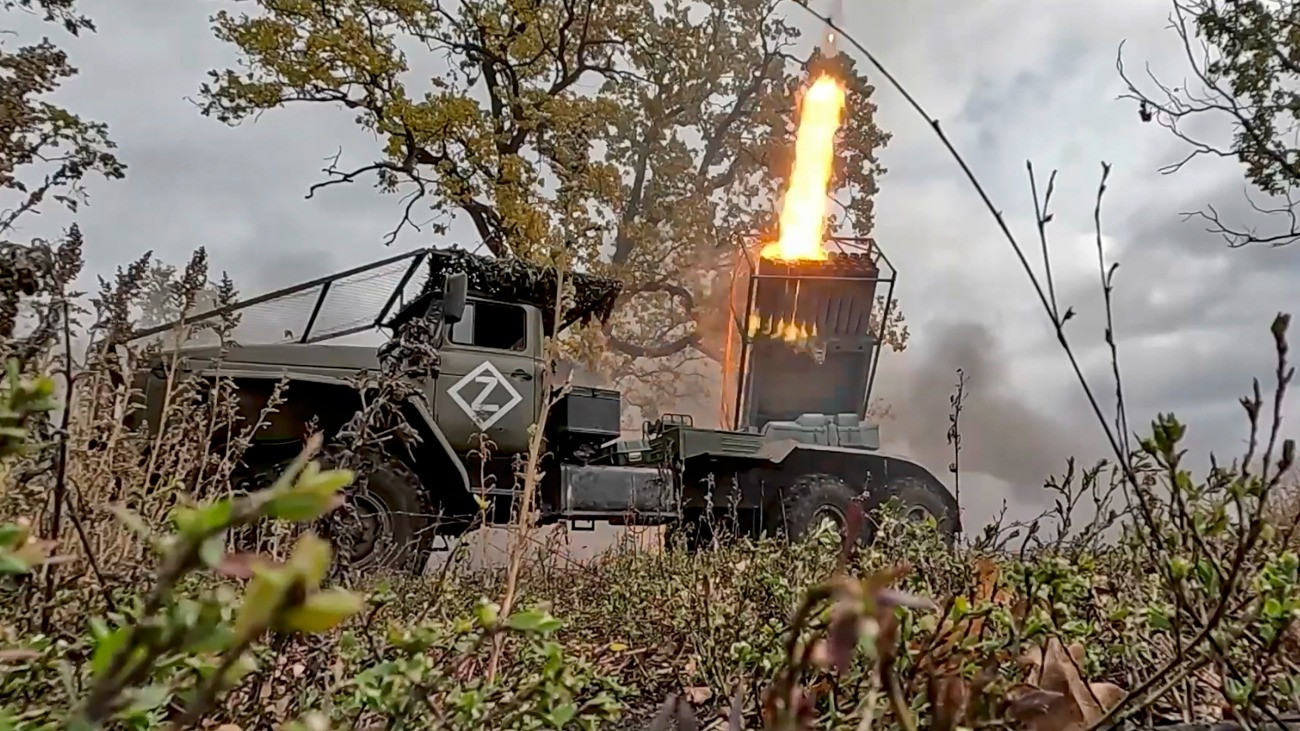 Az orosz védelmi minisztérium által 2025. november 17-én közreadott videóról készített képen orosz katonák 122 milliméteres BM-21-es Grad rakétavetõvel tüzelnek ukrán célpontra egy nem megnevezett ukrajnai helyszínen.