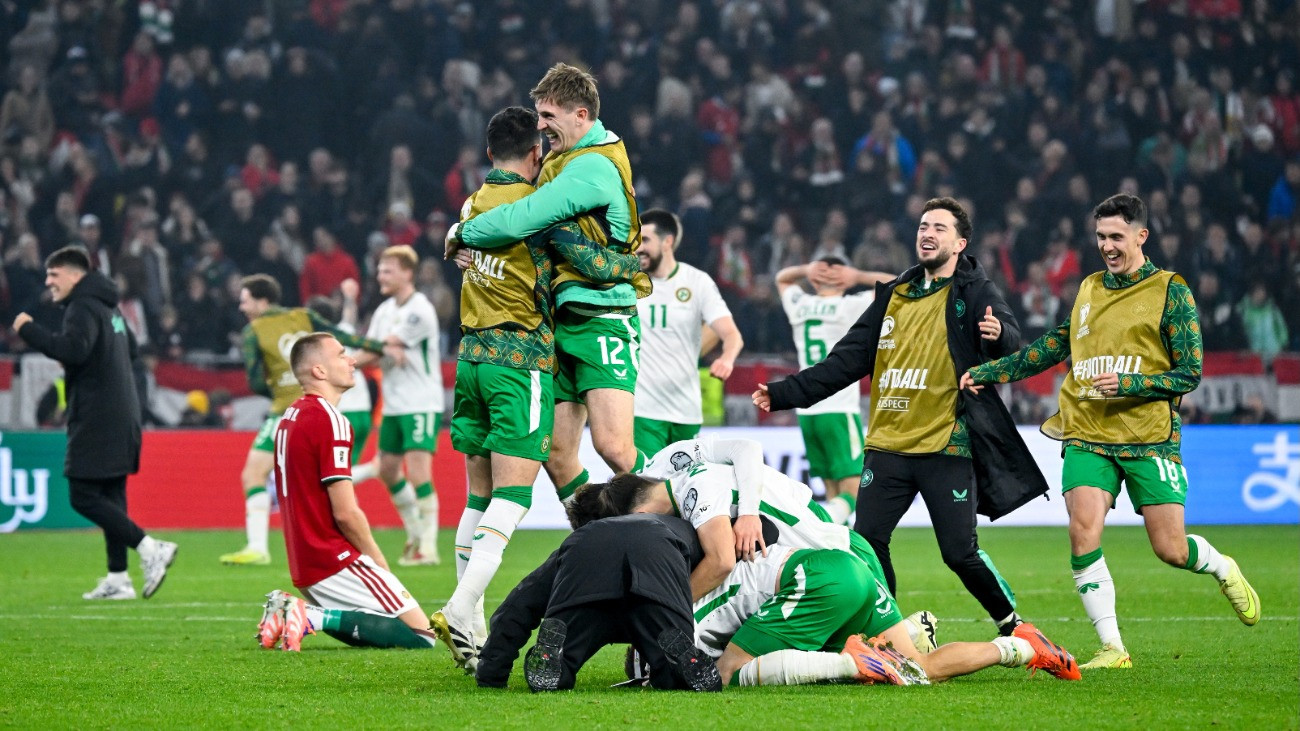 Az ír válogatott tagjainak ünnepelnek, miután 3-2-re gyõztek Magyarország ellen a Puskás Arénában játszott labdarúgó világbajnoki selejtezõ mérkõzésen 2025. november 16-án.