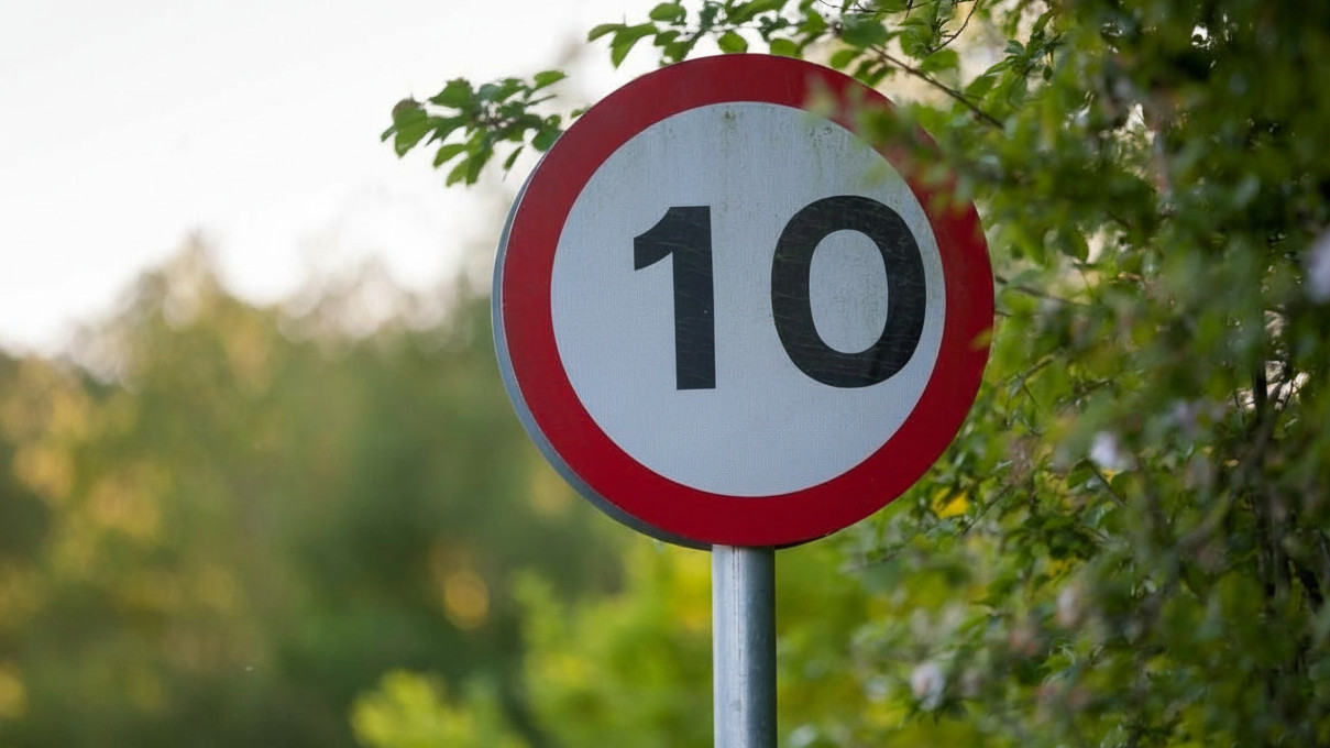10 km/h-s tábla, ilyen volt az osztrák-magyar határon.