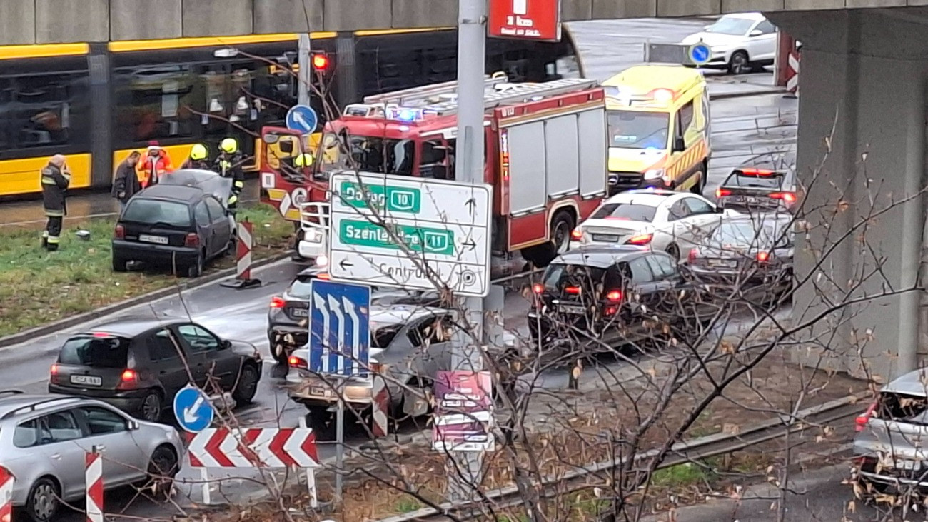 Mentők és tűzoltók a Flórián térnél