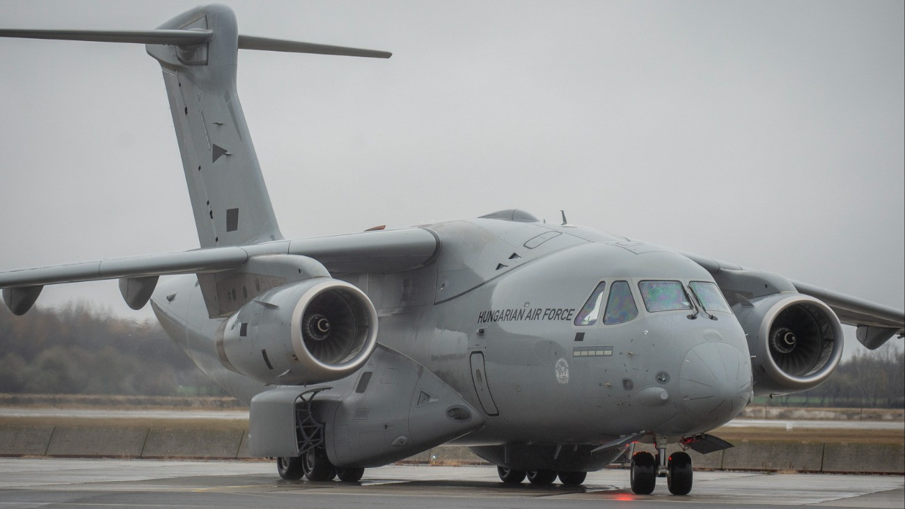 A második magyar KC-390 Millennium katonai szállítórepülõgép, miután megérkezett a Magyar Honvédség vitéz Szentgyörgyi Dezsõ 101. Repülõdandár kecskeméti bázisára 2025. november 21-én.