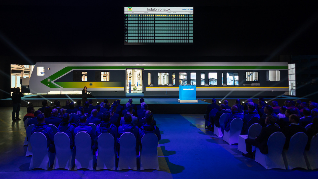 Szolnokon leleplezték a GYSEV FLIRT InterCity motorvonatának első festett kocsiszekrényét