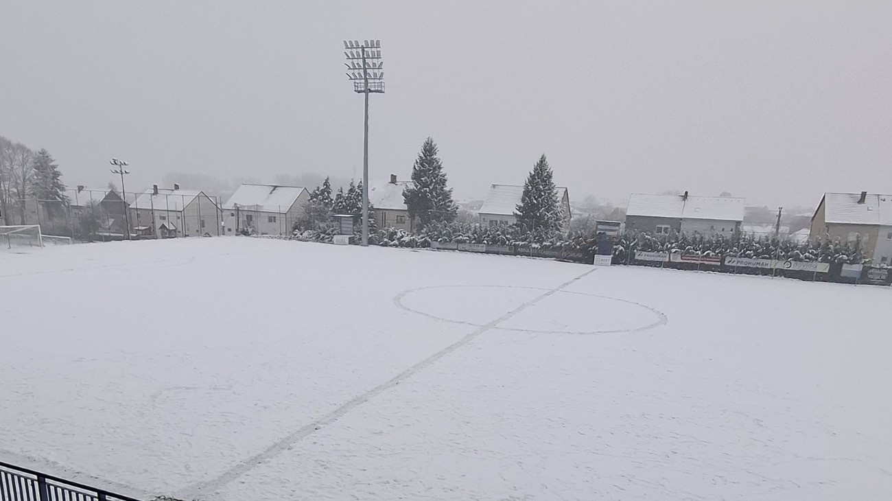 8 centis hó áll a Kozármisleny FC focipályáján.
