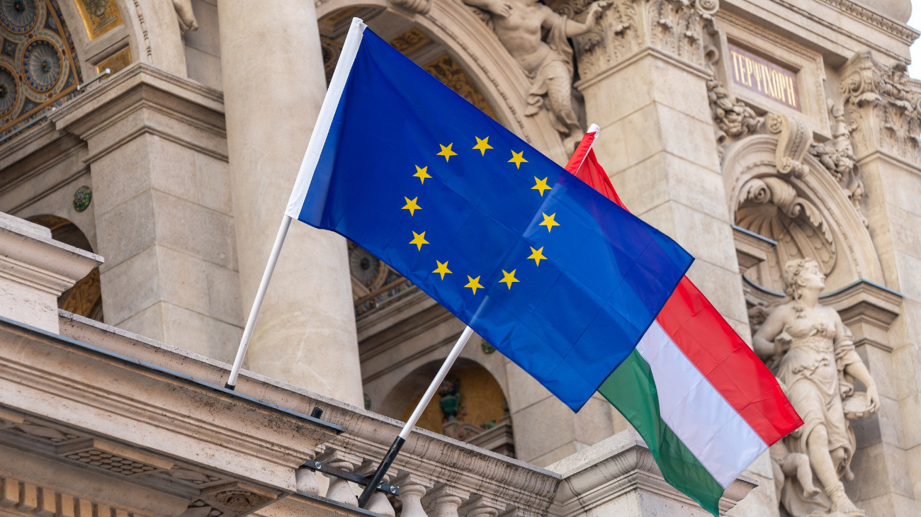 Az Európai Unió és Magyarország zászlaja.