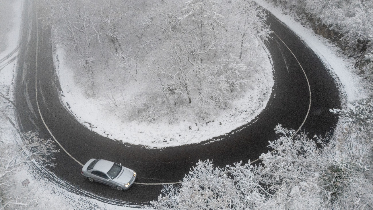 A drónnal készült felvételen havas táj a Mecsekben 2025. november 22-én.