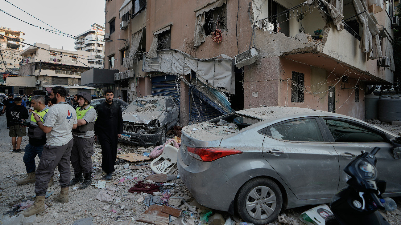 A mentõegység tagjai egy izraeli dróntámadásban találatot kapott épületnél Bejrútban 2025. november 23-án, amikor az izraeli erõk közölték, hogy precíziós csapást mértek a Hezbollah libanoni síita szervezet egyik vezetõjének tartózkodási helyére.