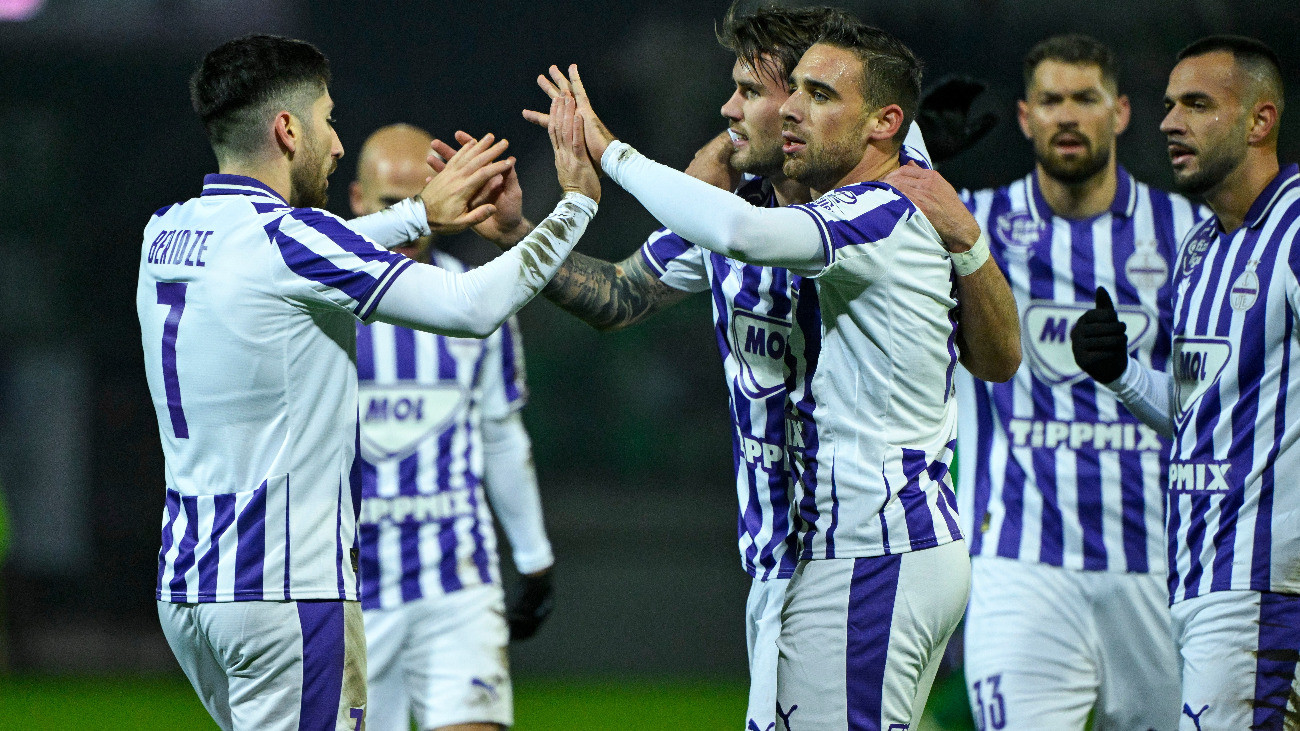 A gólszerzõ újpesti Aljosa Matkót (j3) köszöntik csapattársai a labdarúgó Fizz Liga 14. fordulójában a Paksi FC - Újpest FC mérkõzésen Pakson, a Paksi FC Stadionban 2025. november 23-án.