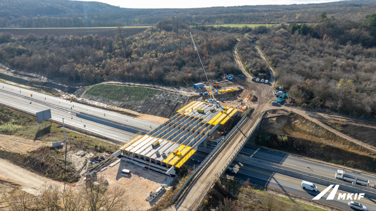 M1-es autópálya bővítése: látványos képek érkeztek