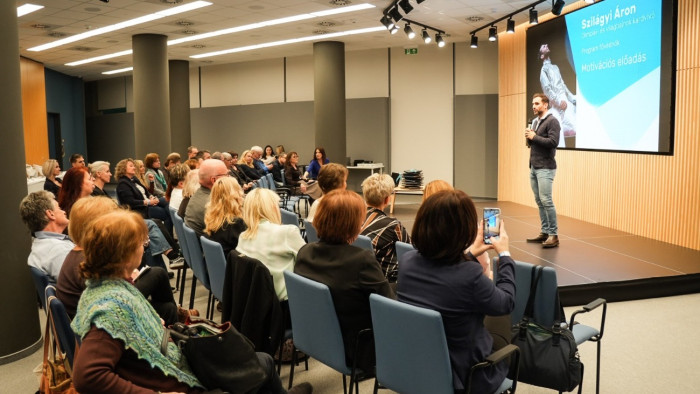 Szilágyi Áronnal adományozott laptopokat a 4iG