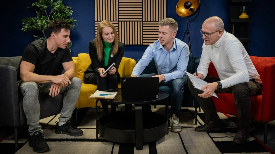 Magyar Péterék nézik az előválasztásuk eredményét egy monitoron.