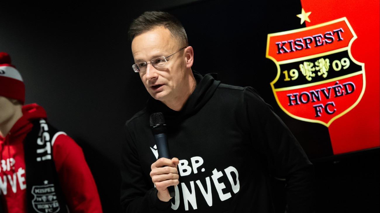 Szijjártó Péter külgazdasági és külügyminiszter beszédet mond Budapest Honvéd futballklub rendezvényén 2025. november 10-én. Szijjártó Péter lett a klub elnöke, a csapatnak pedig egy új, szingapúri tulajdonosi háttérrel rendelkezõ szponzornak köszönhetõen a következõ négy évben több százmillió forintos nagyságrendben megnõ a költségvetési mozgástere.