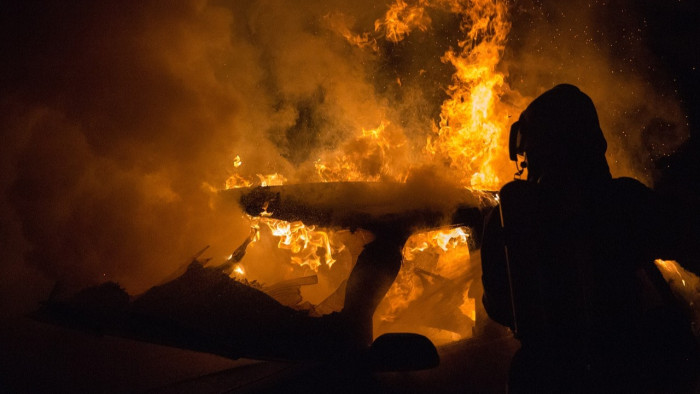 Lángoló kisbusz a szakadó esőben az M0-son