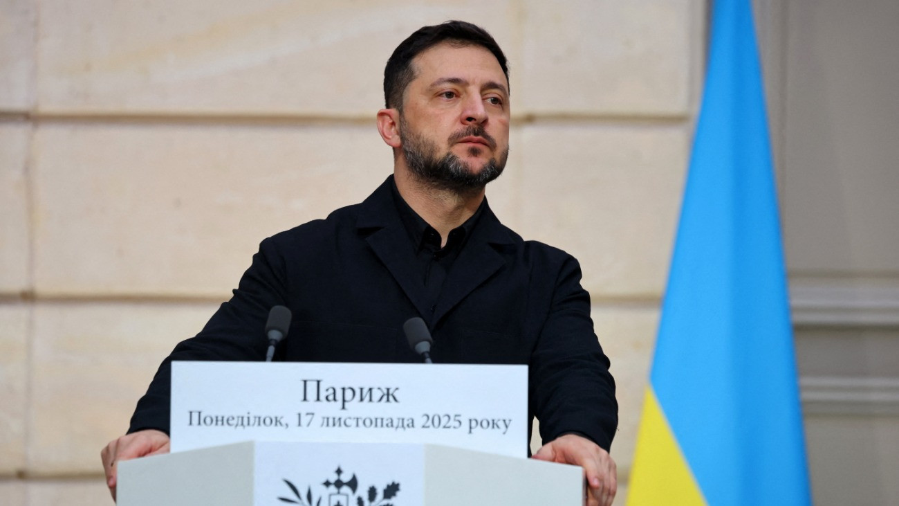 Volodimir Zelenszkij ukrán elnök az Emmanuel Macron francia elnökkel tartott sajtóértekezleten a megbeszélésüket követõen a párizsi álllamfõi hivatalban 2025. november 17-én.