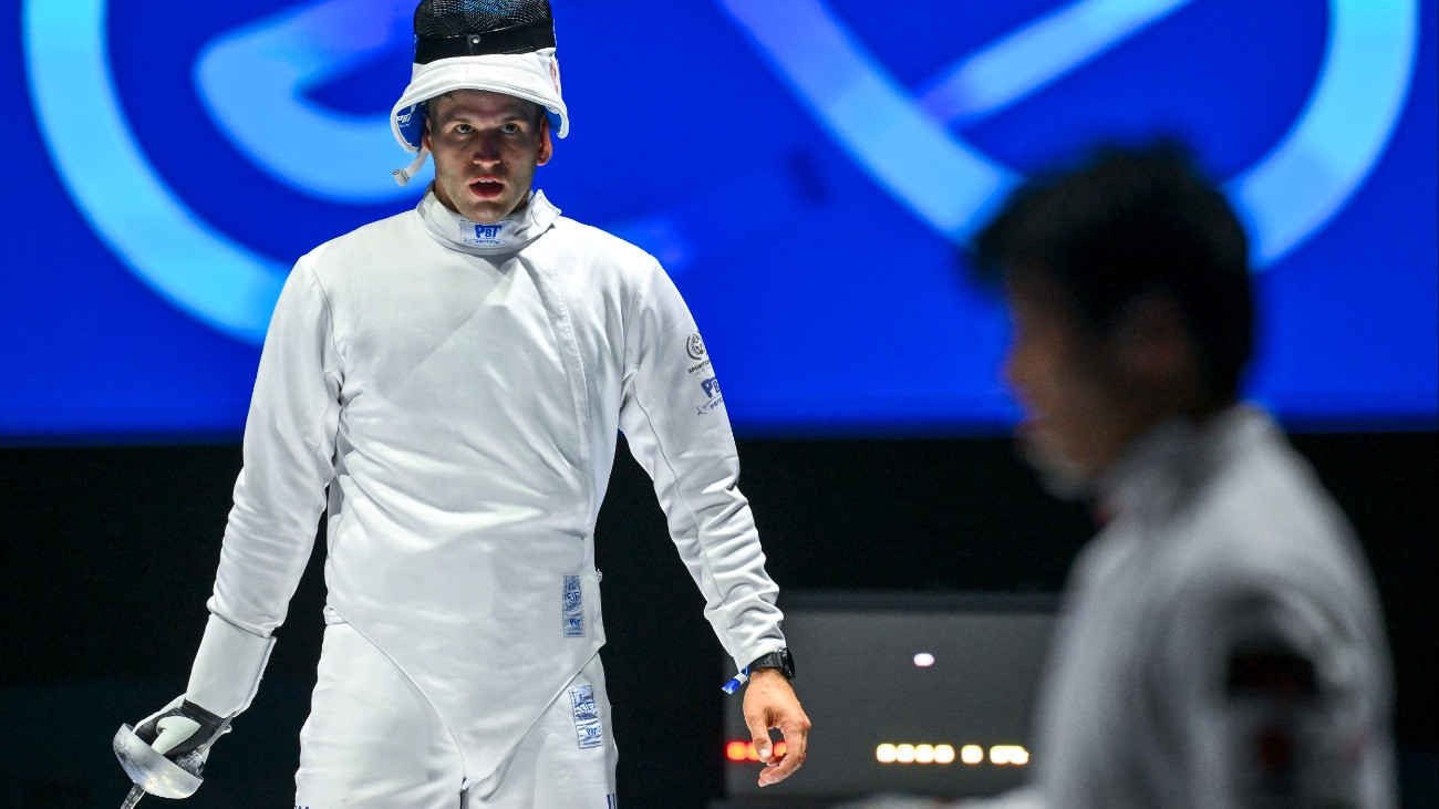 a japán Kano Koki elleni mérkõzésen a férfi párbajtõr egyéni versenyének döntõjében a tbiliszi vívó-világbajnokságon 2025. július 27-én. A magyar versenyzõ aranytussal kikapott, így ezüstérmet szerzett.