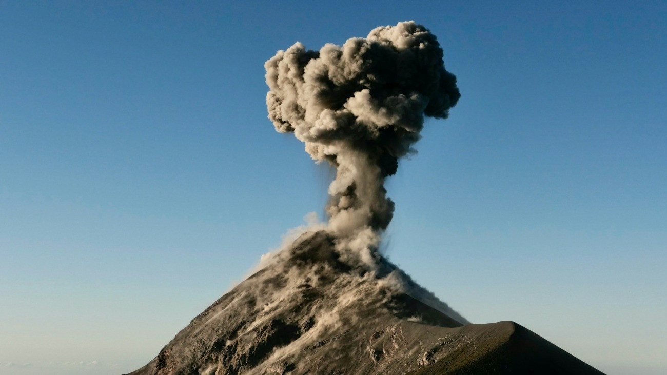 Vulkanikus hamuoszlop emelkedik a magasba egy tűzhányó kitörésekor.