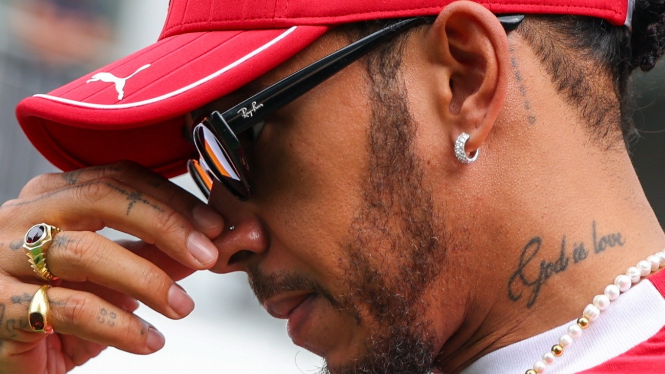 Lewis Hamilton, a Ferrari brit versenyzõje a Forma-1-es autós gyorsasági világbajnokság Szingapúri Nagydíjának szabadedzése elõtt a Marina Bay utcai pályán 2025. október 3-án. A futamot október 5-én tartják.