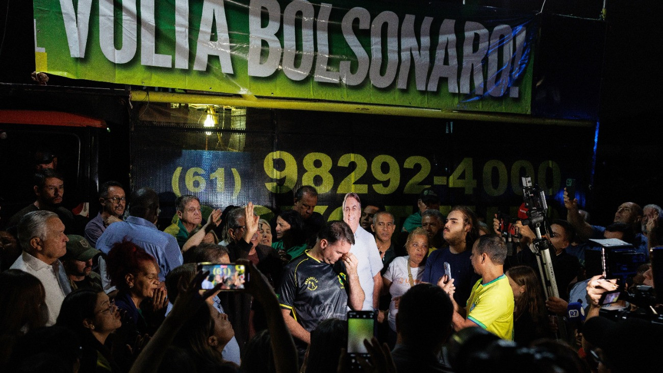 Jair Bolsonaro korábbi brazil államfõ támogatói virrasztanak a politikus otthonánál Brazíliavárosban 2025. november 22-én, amelynek reggelén a rendõrség elvitte fõvárosi otthonából, és elõzetes letartóztatásba helyezte a puccskísérlet miatt szeptemberben 27 év szabadságvesztésre ítélt 70 éves politikust. Luiz Inácio Lula da Silva új brazil elnök 2023. január 8-i beiktatása után Bolsonaro több ezer szimpatizánsa megostromolta a kongresszus, az elnöki palota és a legfelsõbb bíróság fõvárosi épületeit.