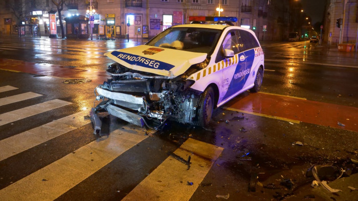 Rendőrautóval csattant egy taxi Budapesten, négyen kórházban
