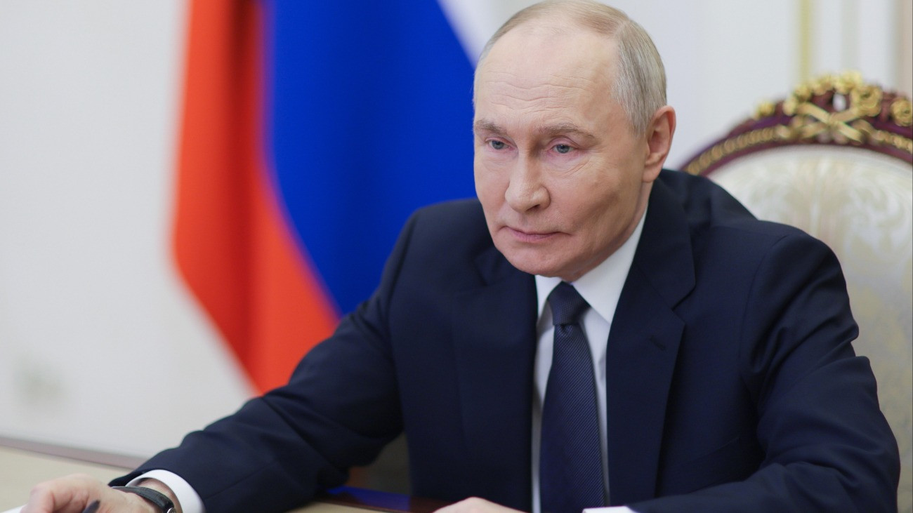 Vlagyimir Putyin orosz elnök videokonferencián keresztül vett részt a Sztálingrád atomjégtörõ hajógerincének lefektetési ünnepségén a moszkvai hivatalában 2025. november 18-án. A Sztálingrádot és a 22220-as projektszámú hajócsalád másik legújabb tagját, a Leningrád atommeghajtású jégtörõt egyidejûleg építi a szentpétervári Balti Hajógyár. Az orosz flotta már szolgálatban levõ új generációs atomjégtörõi  az Arktyika, a Szibir, az Ural, a Jakutija és a Csukotka  a kereskedelmi hajózási útvonalakat biztosítja a Jeges-tengeren, amelyet az év több mint felében jégpáncél borít.