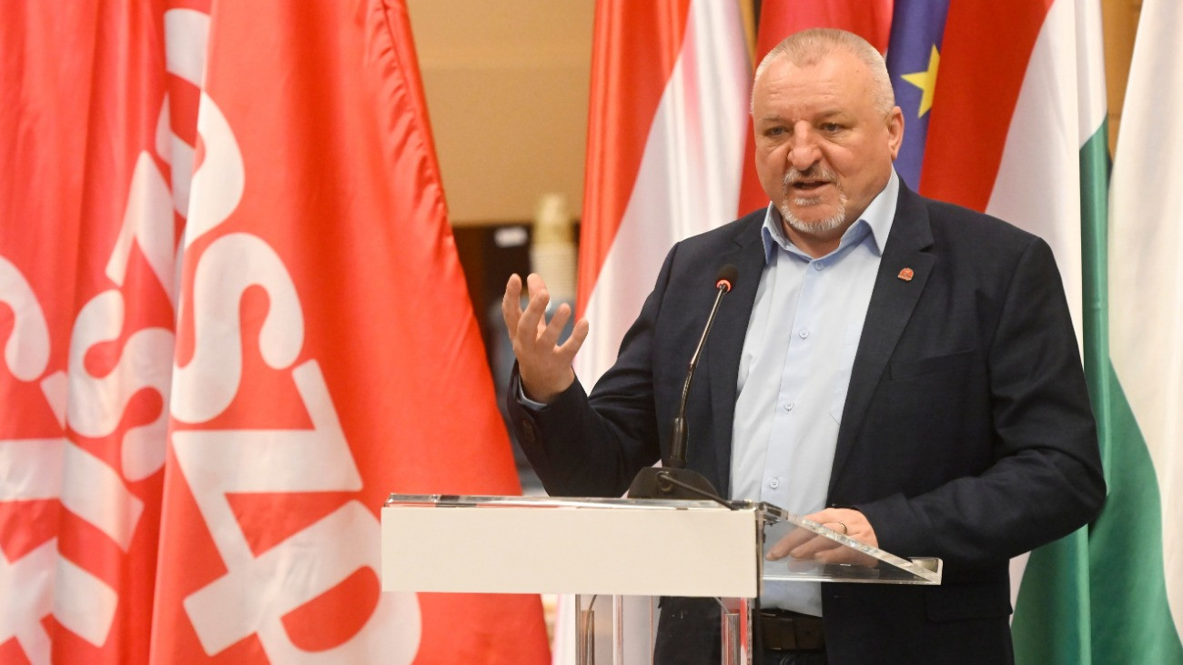 Komjáthi Imre pártelnök beszédet mond az MSZP jóléti Magyarország tagozata és az Új Világ - Új Gazdaság Mûhely közös budapesti gazdaságpolitikai konferenciáján 2025. április 1-jén.