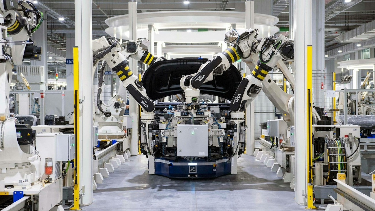 Robotkarok egy autógyár összeszerelő gépsorán.