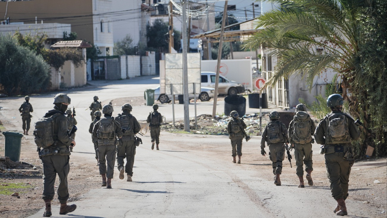 Az izraeli hadsereg rajtaütést hajt végre a ciszjordániai Tubászban lévõ palesztin menekülttáborban 2025. november 26-án. Az izraeli hadsereg hajnalban átfogó hadmûveletet indított Ciszjordánia északi részén, hogy megakadályozza a palesztin fegyveres csoportok újjászervezõdését és felkutassák a robbanószerkezeteket és a fegyvereket.