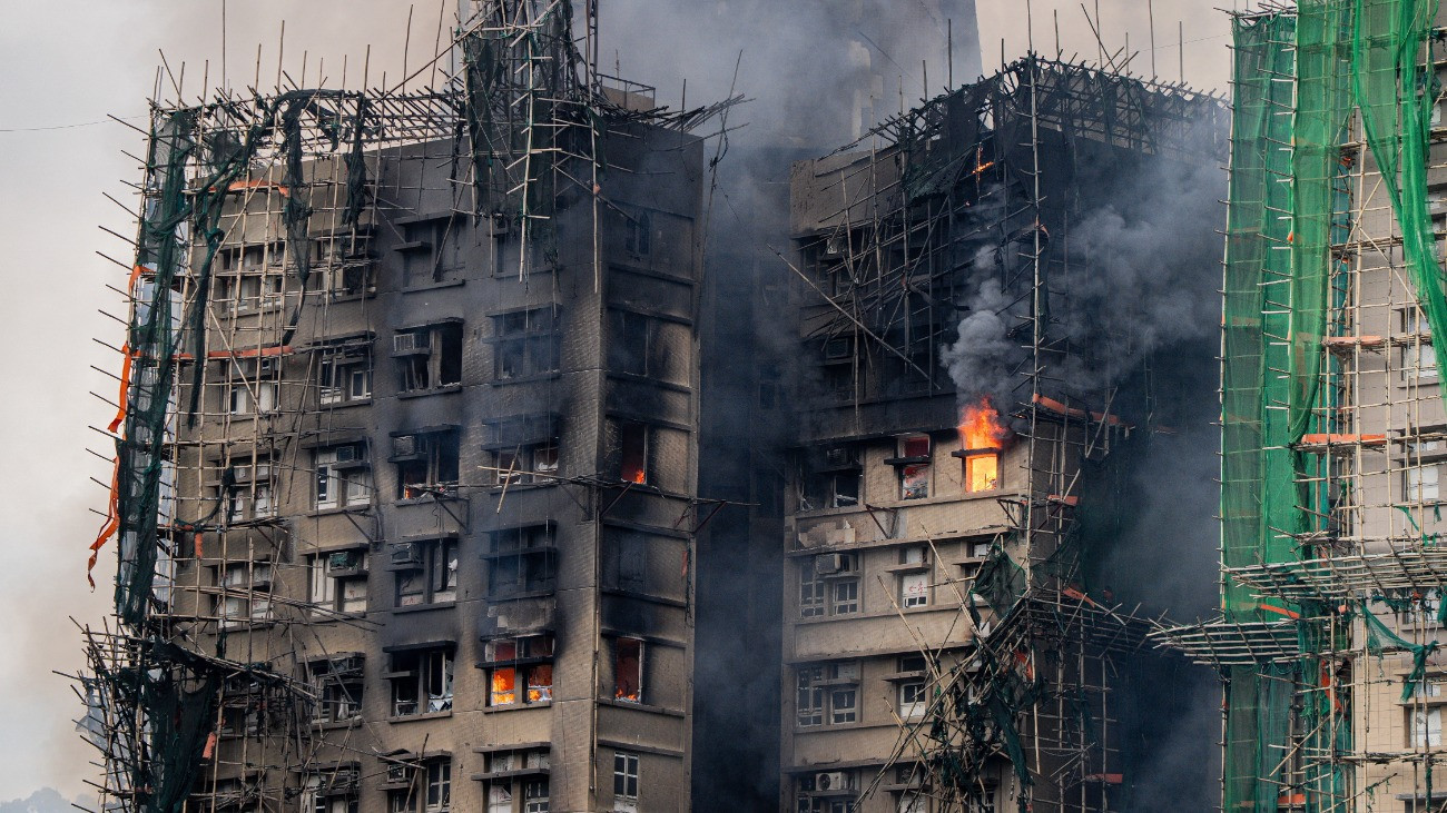 Lakóház lángol Hongkong Tai Po kerületében 2025. november 27-én, miután elõzõ este lángra kapott a lakótömb bambuszállványzata. A tûzvész halálos áldozatainak száma 36-ra emelkedett, 279 embert eltûntként tartanak nyilván, 29 sérültet kórházba szállítottak, heten közülük válságos állapotban vannak.