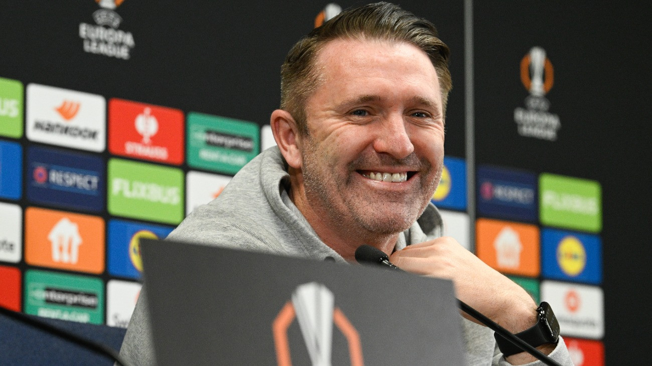 Robbie Keane, a Ferencváros vezetõedzõje a Sükrü Saracoglu stadionban tartott sajtótájékoztatón Isztambulban 2025. november 26-án. A csapat másnap a török Fenerbahce csapata ellen lép pályára Isztambulban az Európa-liga alapszakaszának ötödik fordulójában.