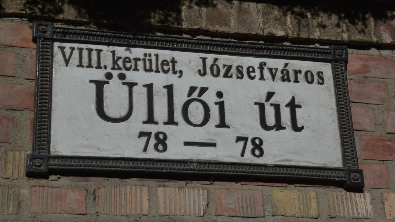 Díszes utcatábla Budapesten, a Józsefvárosban.