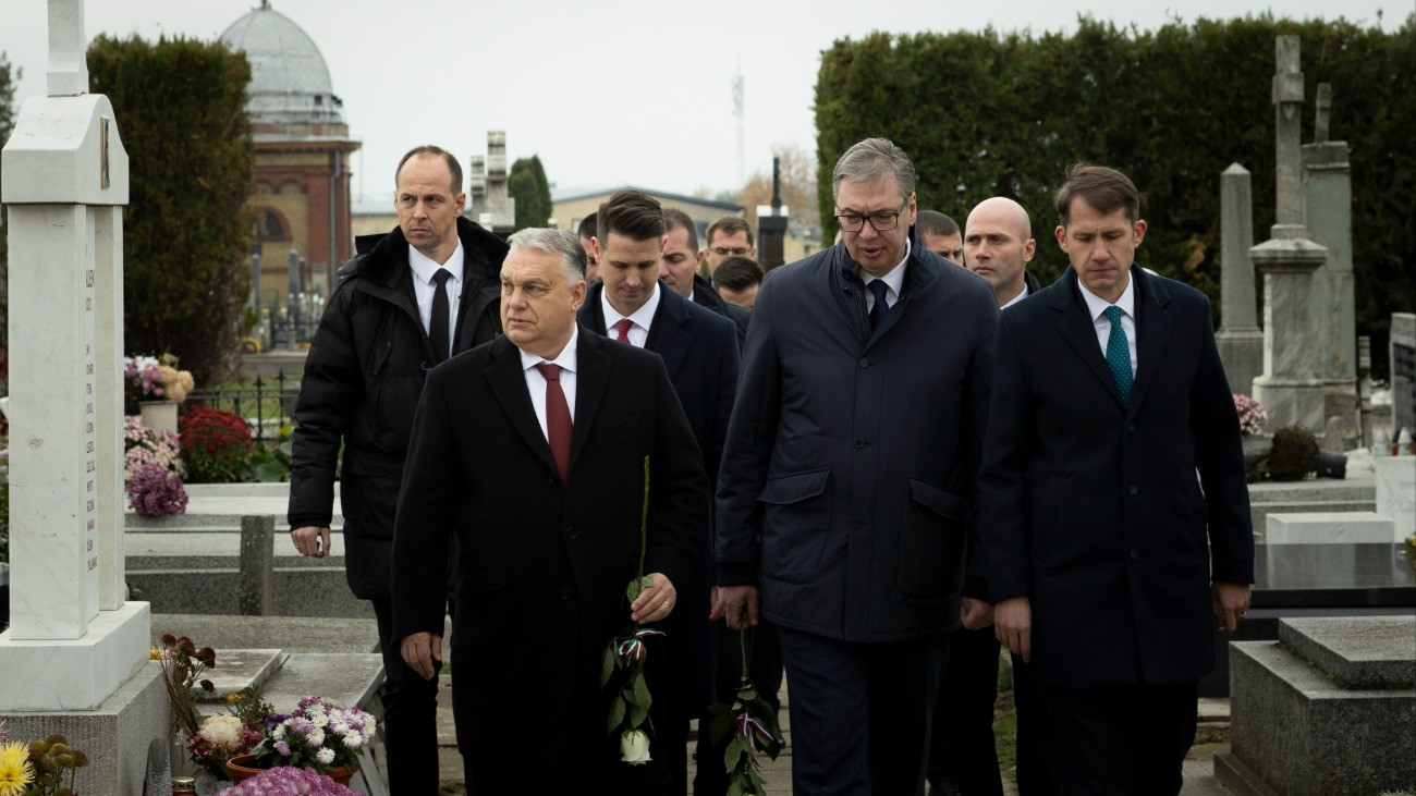 A Miniszterelnöki Kommunikációs Fõosztály által közreadott képen Orbán Viktor miniszterelnök (b2) Aleksandar Vucic szerb elnök (j2) társaságában látogatást tesz a Vajdasági Magyar Szövetség néhai elnöke, Pásztor István sírhelyénél Szabadkán 2025. november 27-én. Mellettük Pásztor Bálint, a Vajdasági Magyar Szövetség elnöke (j) és Pásztor Ábel, a Pásztor István Alapítvány igazgató bizottságának elnöke (b3), Pásztor István fiai.