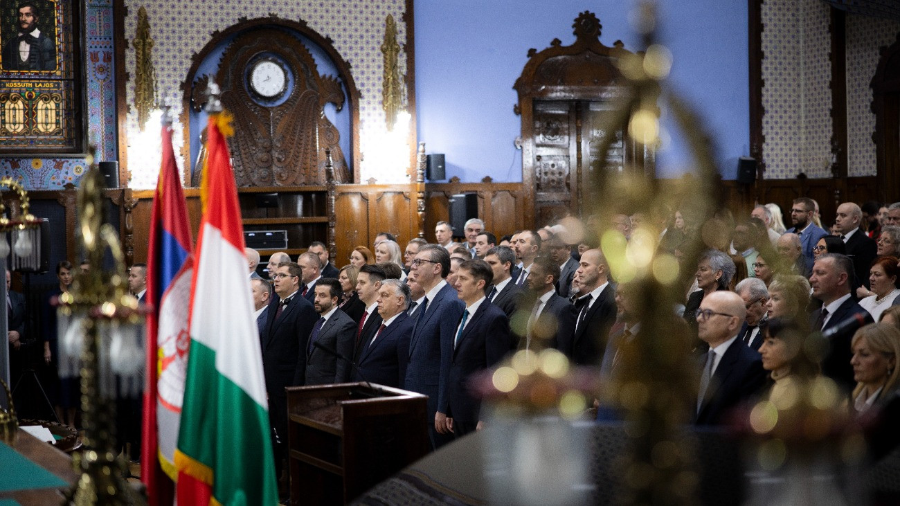 A Miniszterelnöki Kommunikációs Fõosztály által közreadott képen a Pásztor István-díj kitüntetettjei, Orbán Viktor miniszterelnök (középen j3) és Aleksandar Vucic szerb elnök (középen j2) az elismerés átadásán Szabadkán 2025. november 27-én. Mellettük Pásztor Bálint, a Vajdasági Magyar Szövetség elnöke (középen j) és Pásztor Ábel, a Pásztor István Alapítvány igazgató bizottságának elnöke (középen j4), Pásztor István fiai.