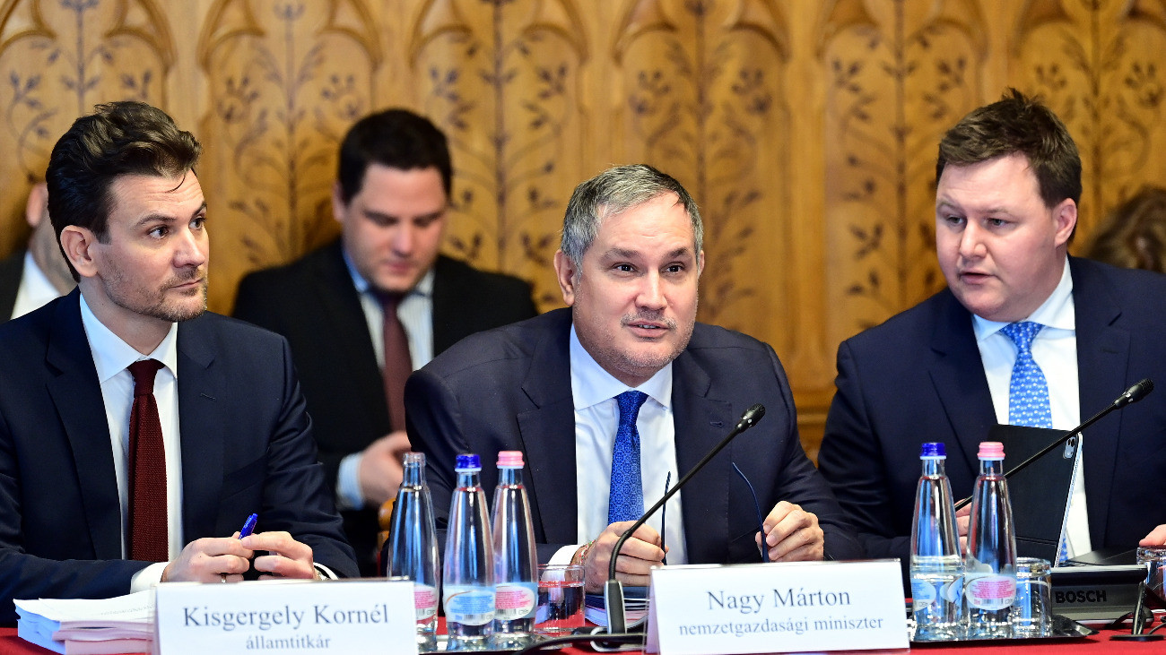Nagy Márton nemzetgazdasági miniszter (k) éves meghallgatásán az Országgyûlés gazdasági bizottságának ülésén az Országház Apponyi Albert gróf termében 2025. november 27-én. Mellette jobbról Lóga Máté, a Nemzetgazdasági Minisztérium gazdaságfejlesztésért és iparért felelõs államtitkára, balról Kisgergely Kornél államháztartásért felelõs államtitkár.