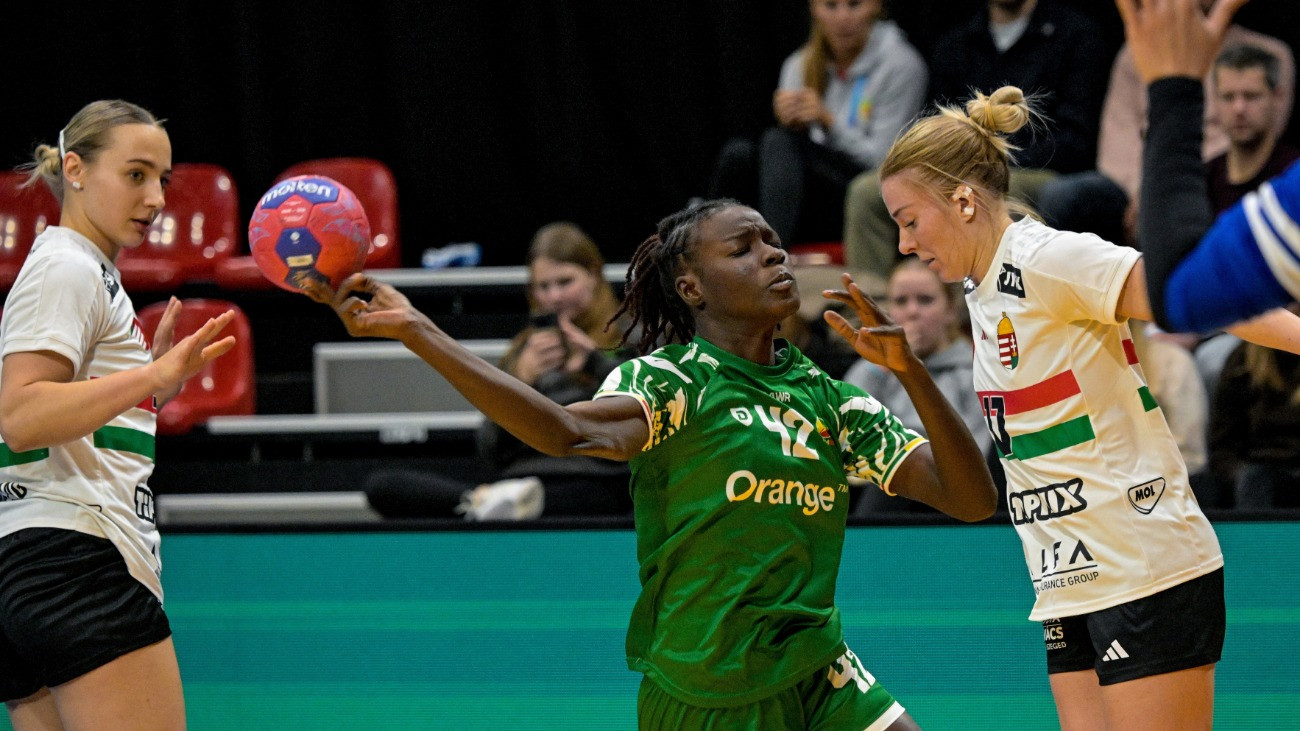 Simon Petra (b), Falusi-Udvardi Laura (j) és a szenegáli Astou Ndiaye a holland-német közös rendezésû nõi kézilabda-világbajnokság B csoportjának 1. fordulójában játszott Magyarország-Szenegál mérkõzésen a hollandiai s-Hertogenboschban 2025. november 27-én.