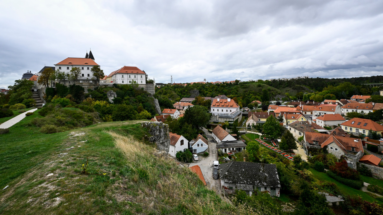 A veszprémi várnegyed, balról a kéttornyú Szent Mihály Fõszékesegyház az épület újraszentelése utáni napon, 2025. október 6-án.