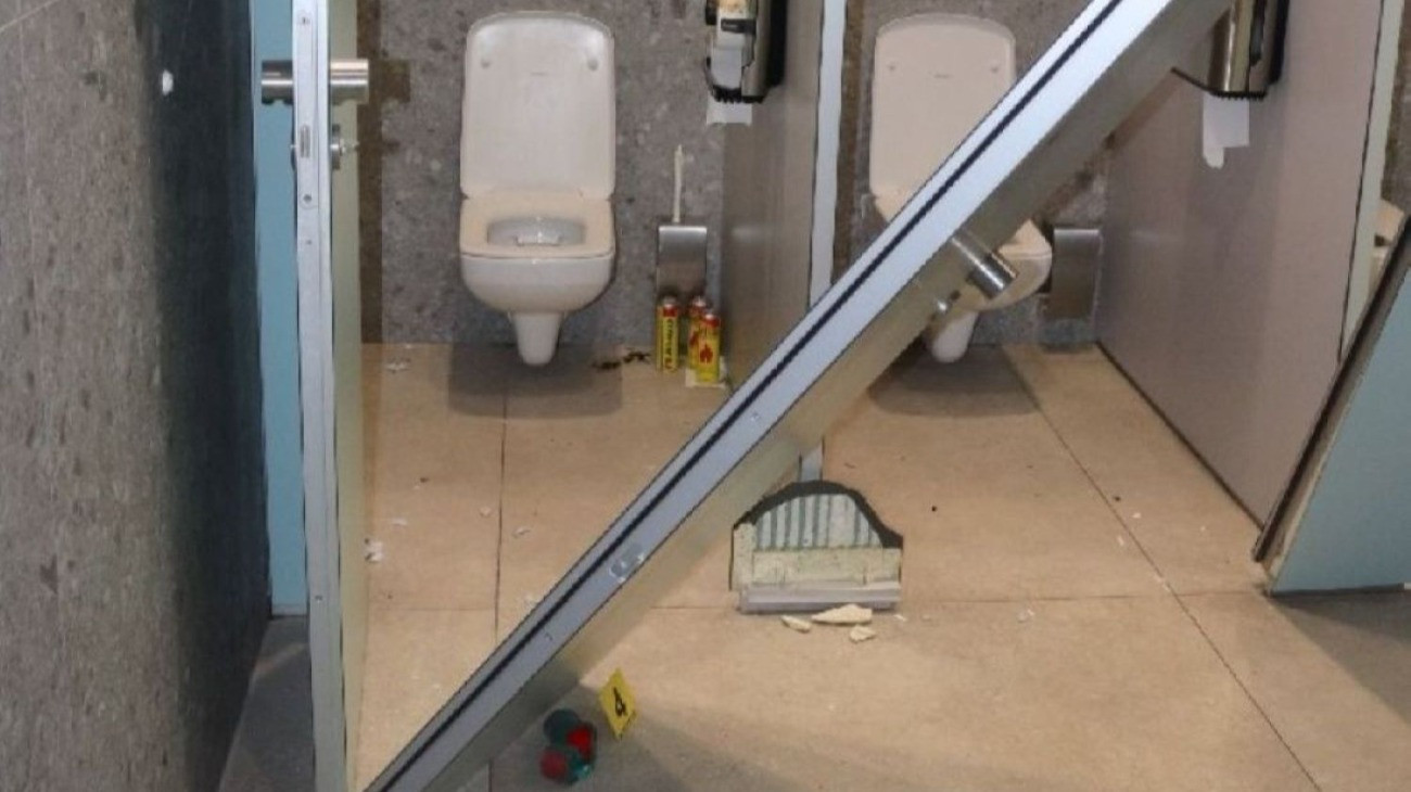 Romok egy budapesti bevásárlóközpont WC-jében, ahol egy férfi töltőgázt akart belélegezni, ám az berobbant.